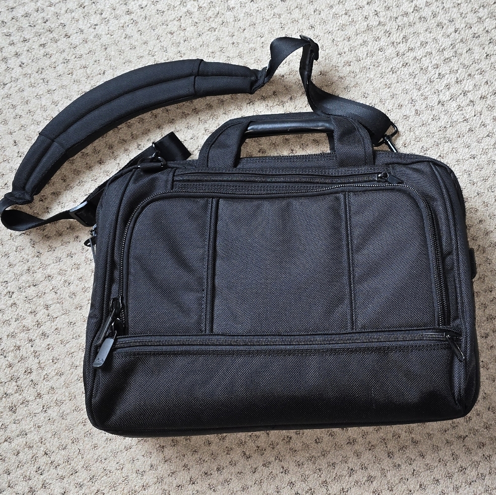 Brenthaven shoulder case